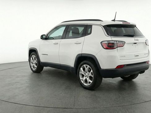 Used 2025 Jeep Compass Latitude AWD/4WD image 6