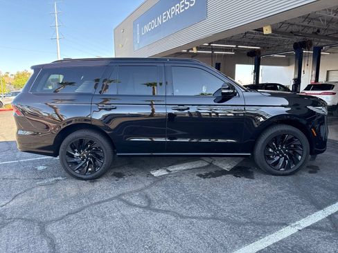 Used 2025 Lincoln Navigator Reserve w/ Jet Appearance Package AWD/4WD image 4