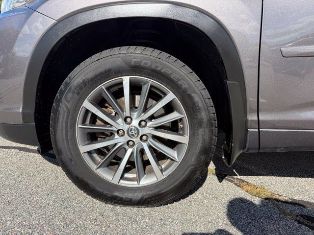 Used 2018 Toyota Highlander XLE AWD/4WD image 14