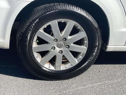 Used 2014 Chrysler Town & Country Touring FWD image 8