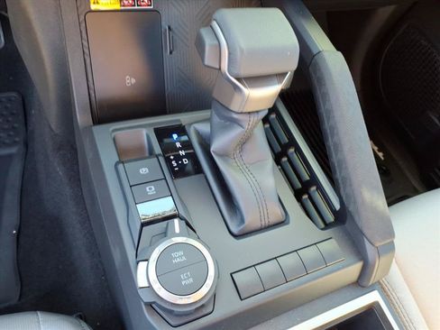 Used 2024 Toyota Tacoma SR5 AWD/4WD image 33
