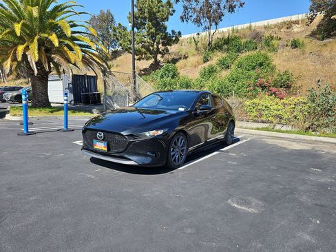 Used 2019 MAZDA MAZDA3 Hatchback w/ Preferred Package FWD image 3