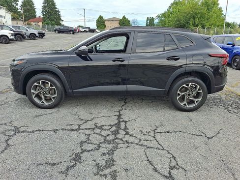 Used 2024 Chevrolet Trax LT w/ Driver Confidence Package FWD image 2