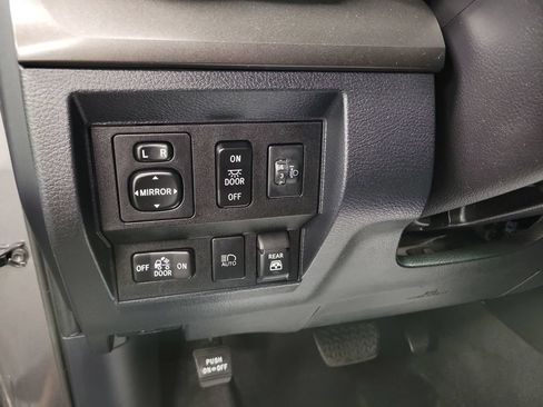 Used 2020 Toyota Tundra SR5 w/ SR5 Convenience Package AWD/4WD image 19