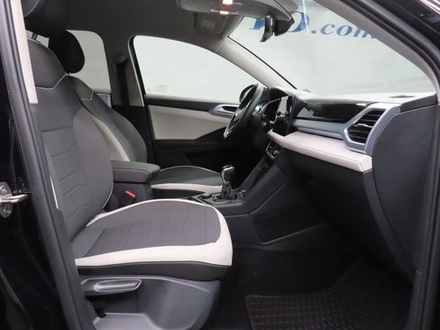 Used 2025 Volkswagen Taos SE image 27