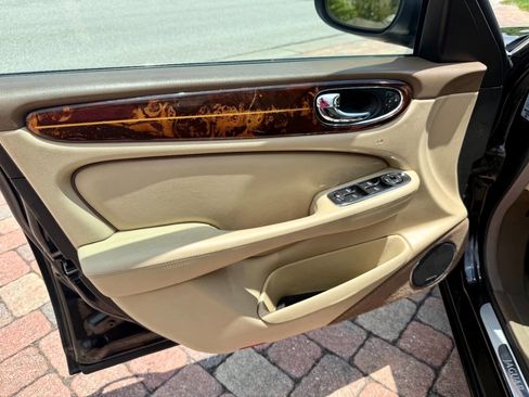 Used 2006 Jaguar XJ Vanden Plas image 12