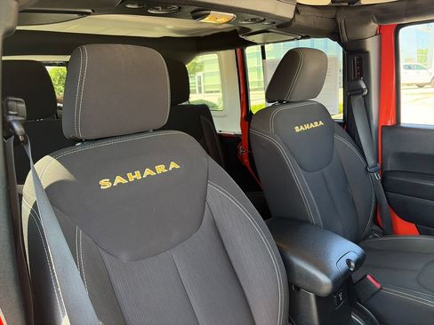 Used 2015 Jeep Wrangler Unlimited Sahara w/ Connectivity Group AWD/4WD image 13