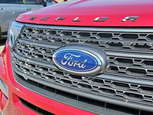 Used 2022 Ford Explorer XLT w/ Equipment Group 202A AWD/4WD image 32