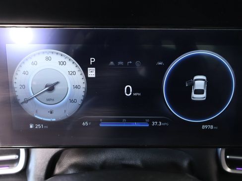 Certified 2025 Hyundai Elantra Limited FWD image 4