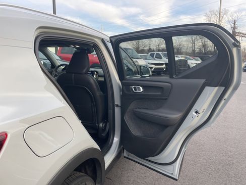 Used 2025 Volvo XC40 B5 Core image 14