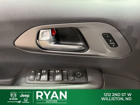 New 2026 Chrysler Pacifica Select AWD/4WD image 39