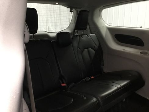 Used 2023 Chrysler Pacifica Touring-L FWD image 18