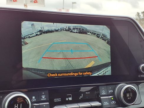 Used 2024 Toyota Highlander XLE image 17