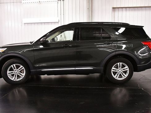 Used 2022 Ford Explorer XLT w/ Equipment Group 202A image 4