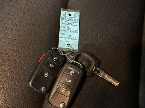 Used 2017 Volkswagen Tiguan S image 37