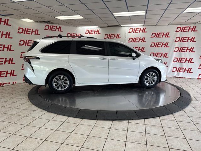 Used 2025 Toyota Sienna XLE w/ XLE Plus Package FWD image 35