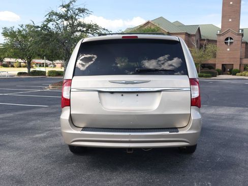 Used 2014 Chrysler Town & Country Touring FWD image 4