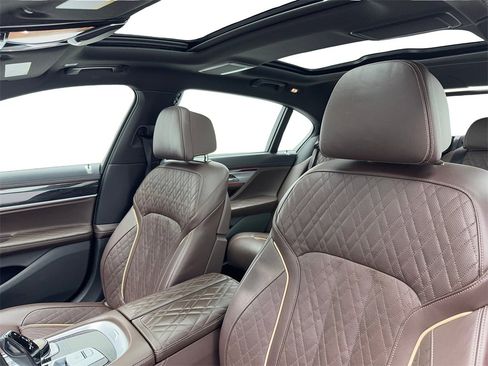 Used 2022 BMW 750i xDrive w/ Luxury Rear Seating Package image 34