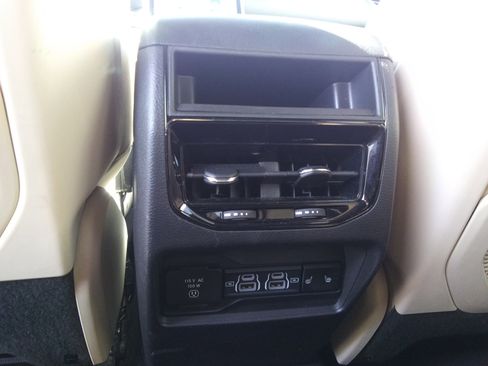 Used 2024 Jeep Grand Cherokee Limited image 12