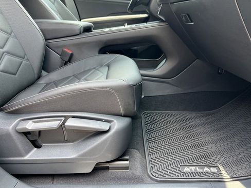 Used 2025 Volkswagen Atlas SE image 10