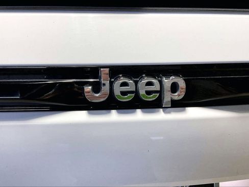 Used 2023 Jeep Grand Cherokee Limited image 40