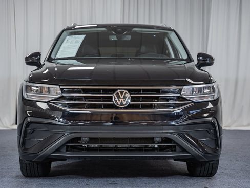 Used 2022 Volkswagen Tiguan SE w/ Panoramic Sunroof Package FWD image 2