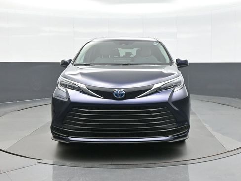 Used 2025 Toyota Sienna LE image 2