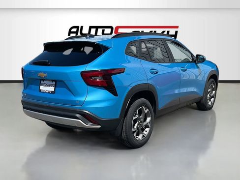Used 2025 Chevrolet Trax LT FWD image 7