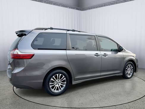 Used 2019 Toyota Sienna XLE Premium FWD image 6