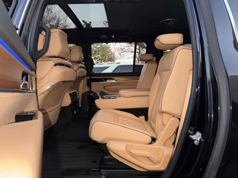 Used 2023 Jeep Grand Wagoneer L Series III image 5