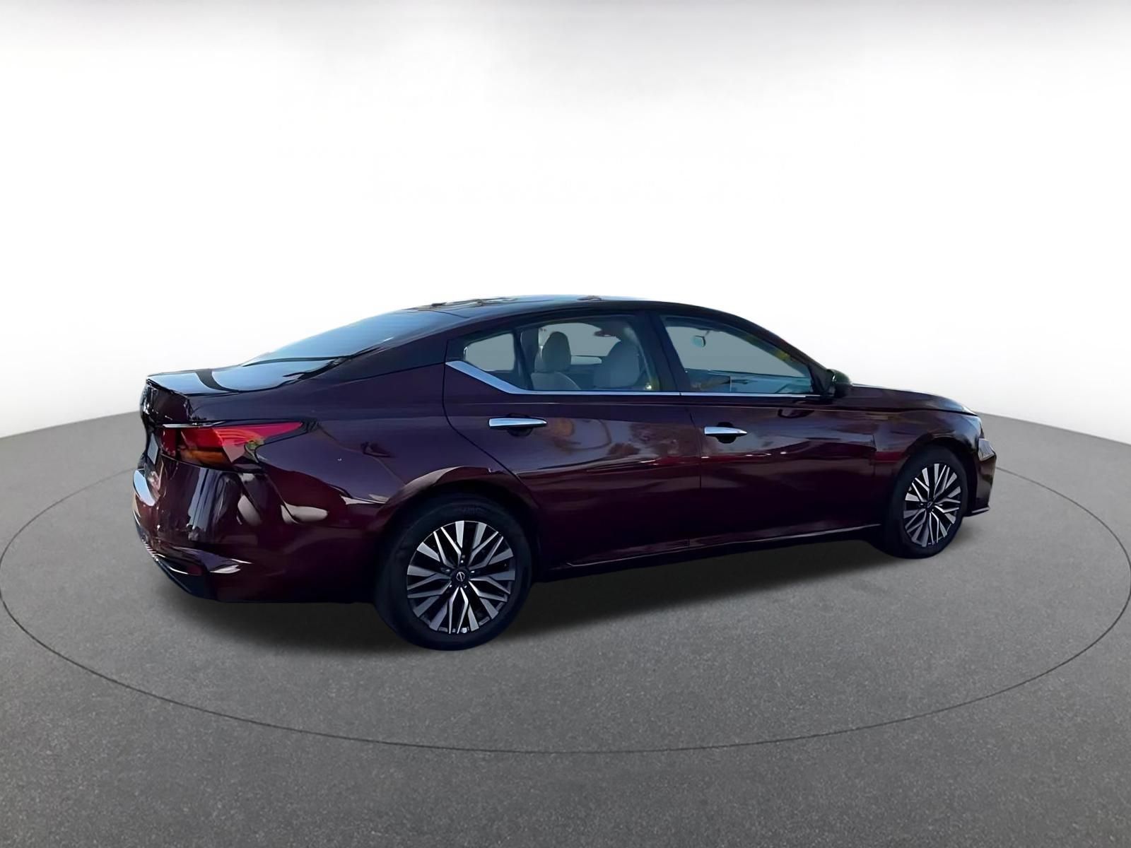 Used 2025 Nissan Altima 2.5 SV FWD image 13