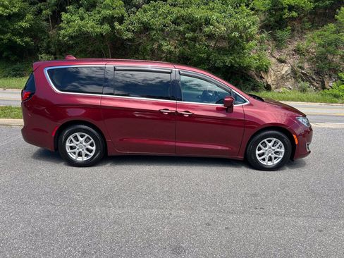 Used 2020 Chrysler Pacifica Touring FWD image 9