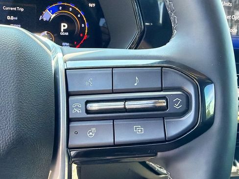 Used 2025 Chevrolet Colorado ZR2 w/ Technology Package AWD/4WD image 34