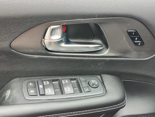 New 2026 Chrysler Pacifica Select w/ S Appearance Package FWD image 9