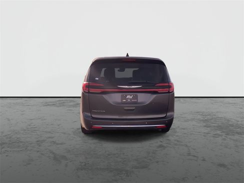 Used 2023 Chrysler Pacifica Touring-L image 7
