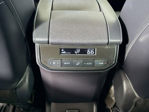 Used 2023 Toyota Highlander XLE image 24