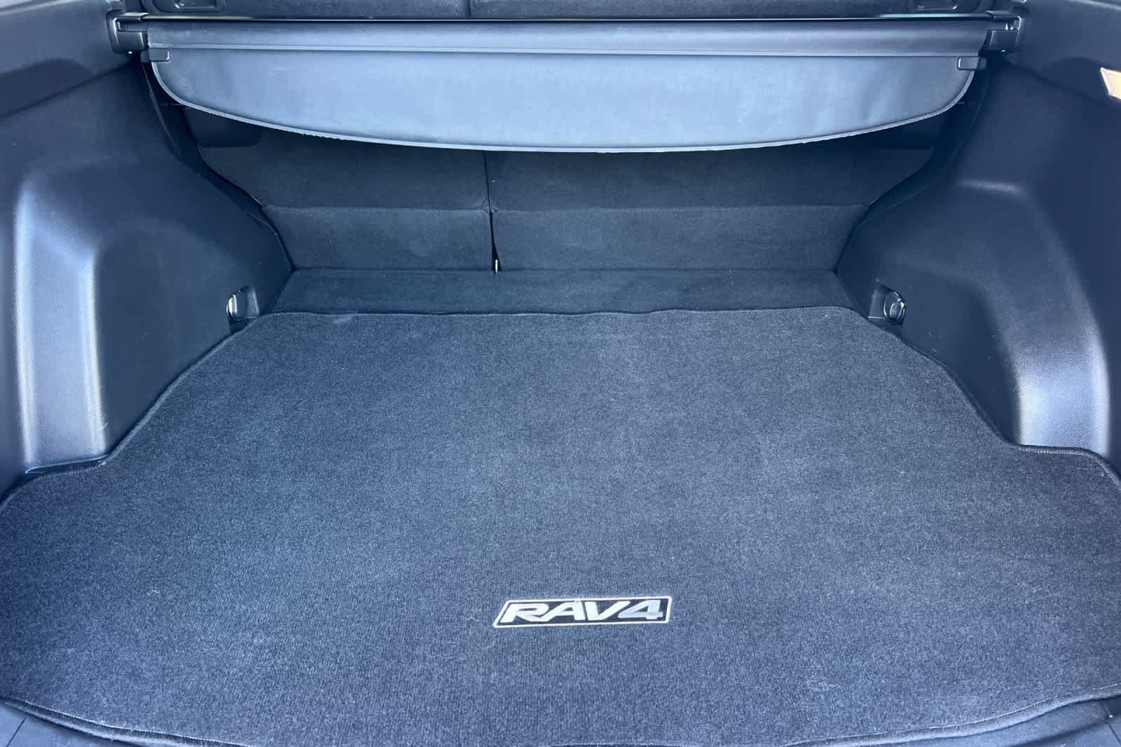 Certified 2022 Toyota RAV4 LE AWD/4WD image 16