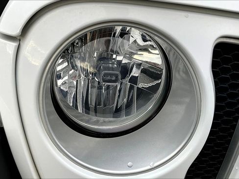 Used 2022 Jeep Wrangler Unlimited Sahara image 33