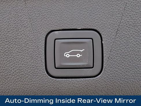 Used 2025 Chevrolet Suburban Z71 AWD/4WD image 32
