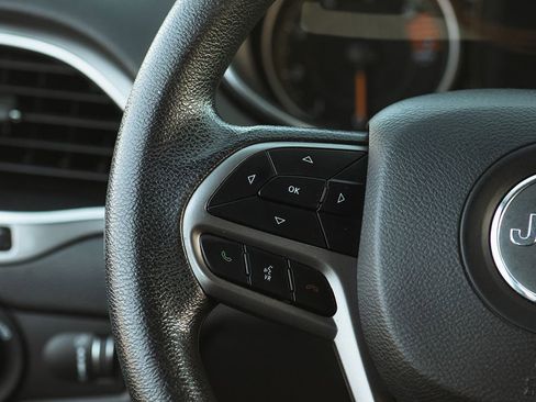 Used 2019 Jeep Cherokee Latitude w/ Popular Appearance Group image 12