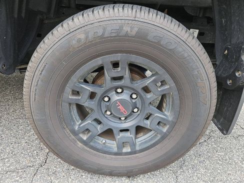 Used 2017 Toyota Tacoma TRD Sport AWD/4WD image 25