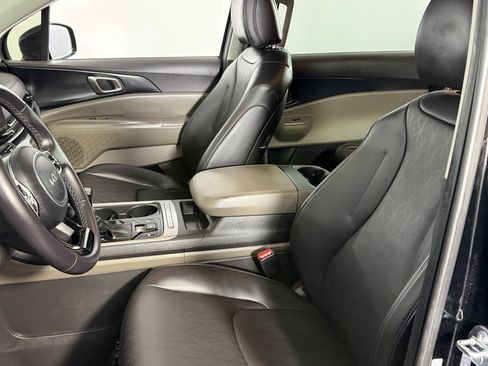 Used 2025 Kia Carnival image 22