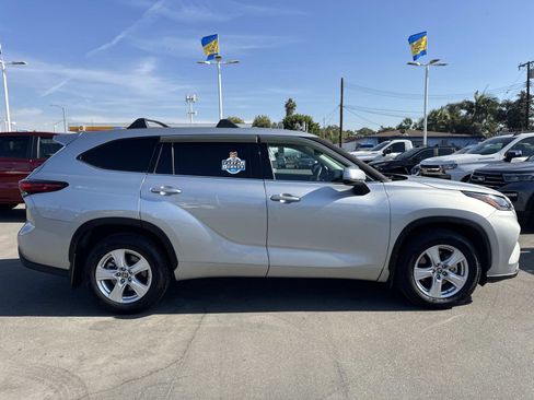 Used 2021 Toyota Highlander L image 4