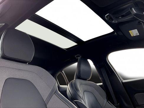 Used 2022 Volvo S60 T8 R-Design image 28