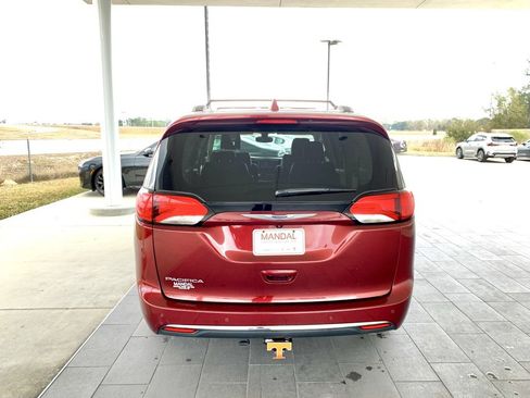 Used 2020 Chrysler Pacifica Touring-L image 6