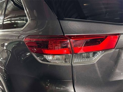 Used 2017 Toyota Highlander Limited image 8