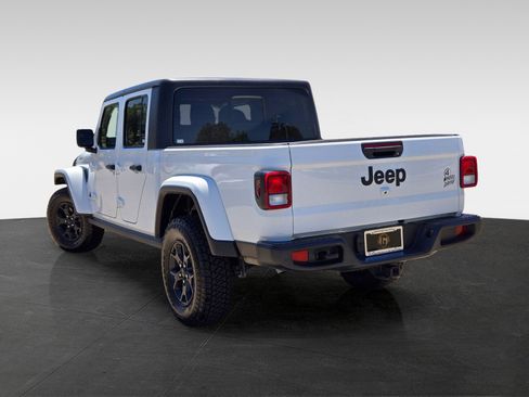 Used 2022 Jeep Gladiator Sport image 6
