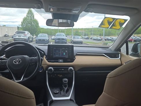 Used 2022 Toyota RAV4 XLE w/ Convenience Package image 14