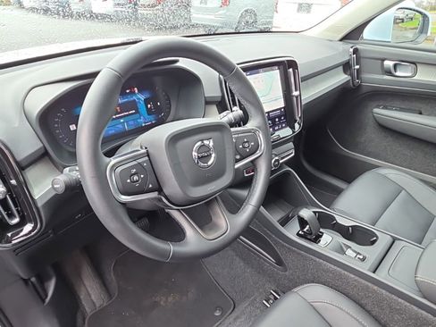 Certified 2025 Volvo XC40 B5 Core image 7