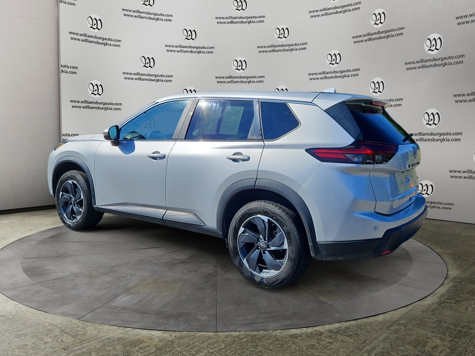 Used 2024 Nissan Rogue SV AWD/4WD image 3